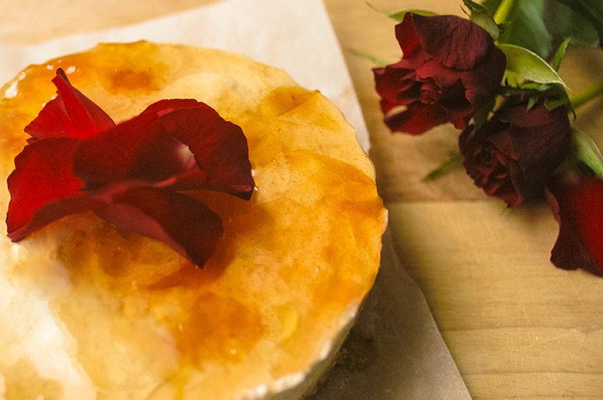 Cheesecake with halva and rose jam